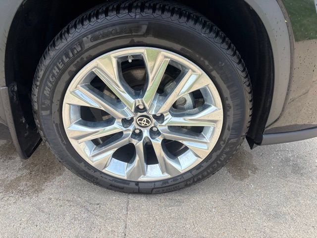 Used 2022 Toyota Highlander Limited AWD/4WD image 17