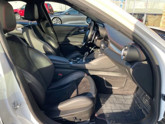 Used 2018 Alfa Romeo Giulia Quadrifoglio w/ Driver Assist Dynamic Package RWD image 30