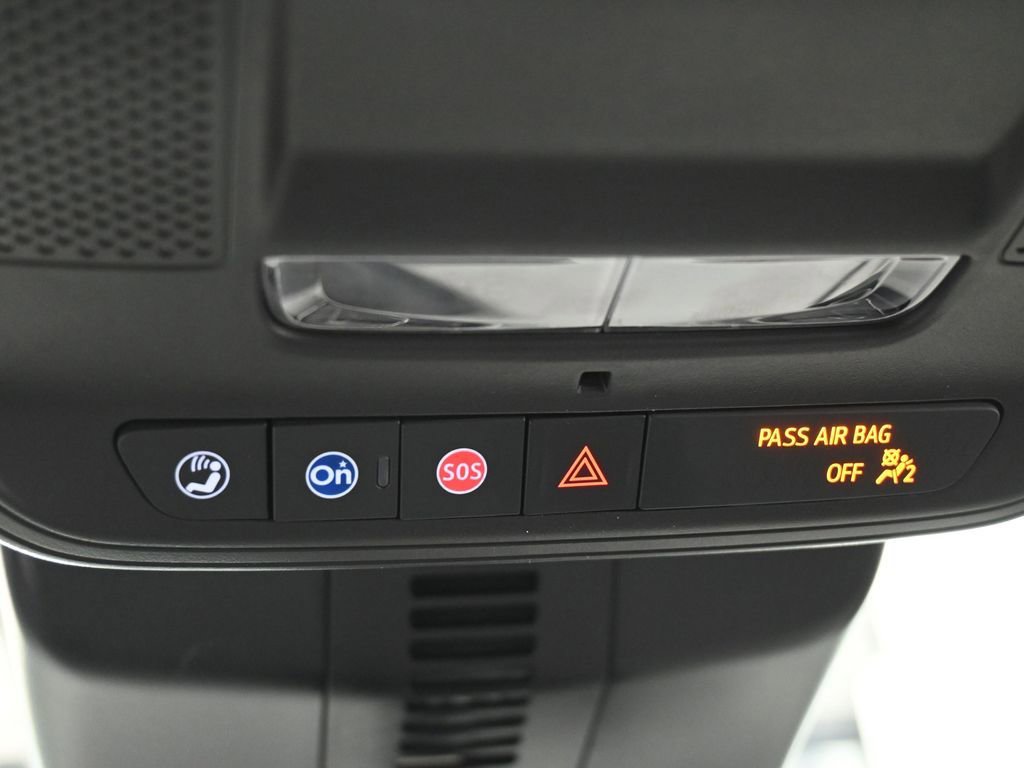 Used 2025 Chevrolet Traverse LT image 28