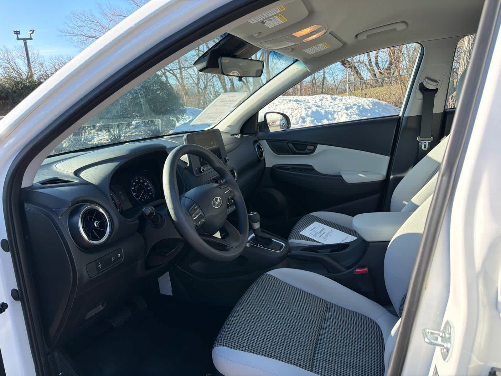 Used 2023 Hyundai Kona SE image 5