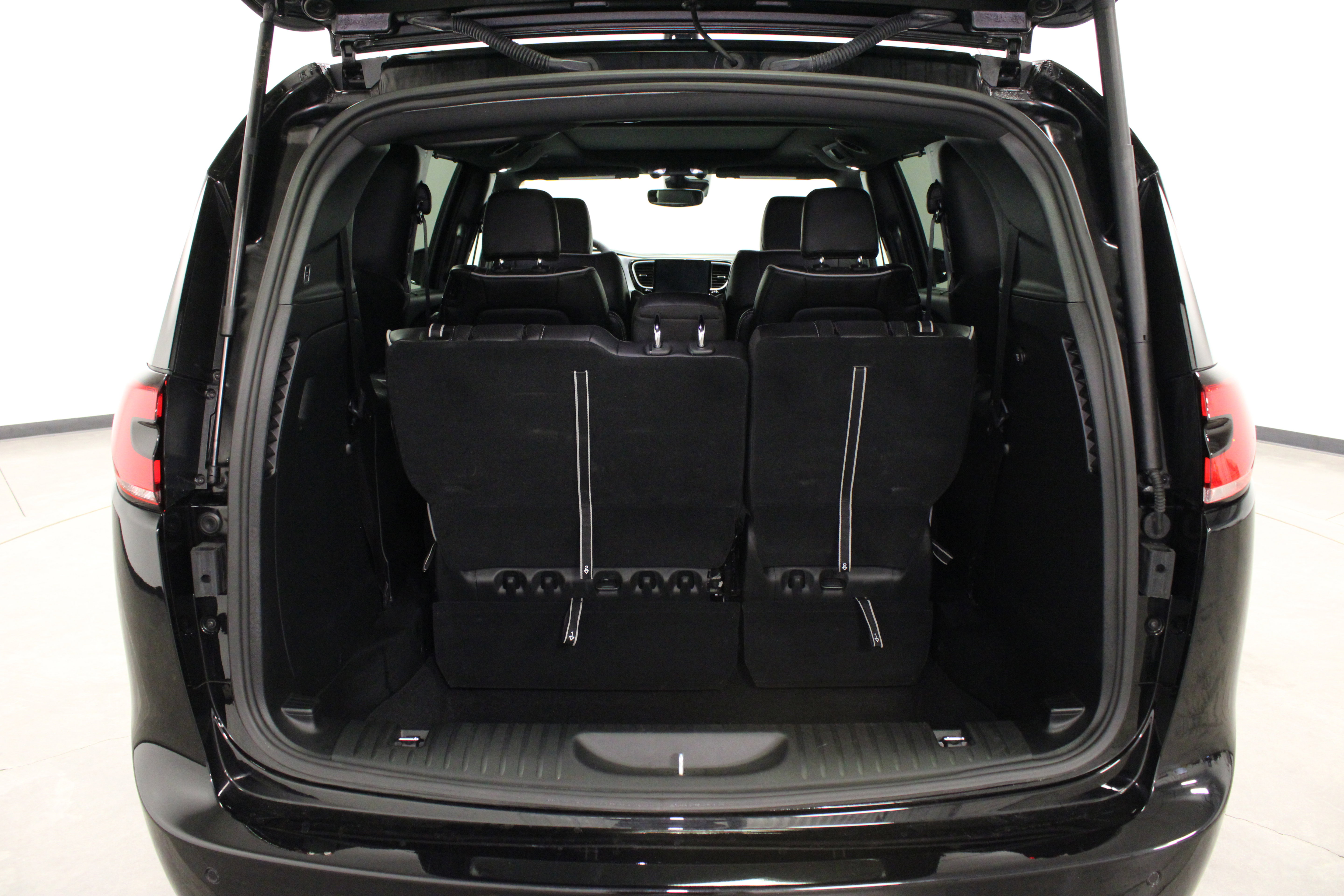 Used 2026 Chrysler Pacifica Limited w/ S Appearance Package FWD image 13