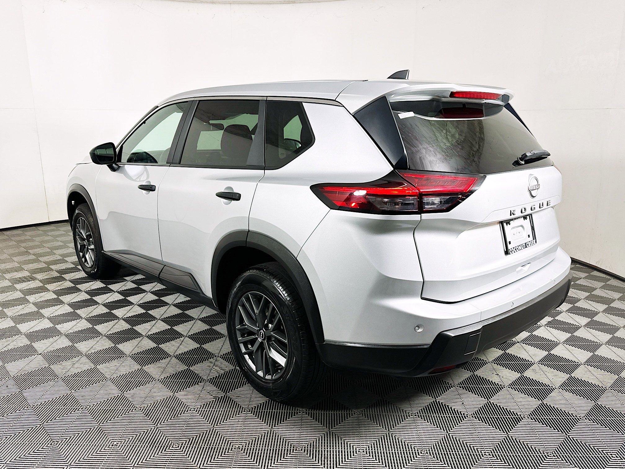 Used 2024 Nissan Rogue S image 5