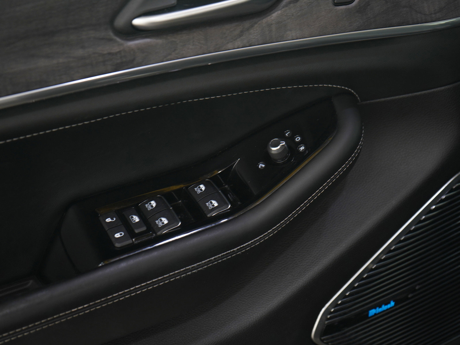 Used 2023 Jeep Grand Cherokee Overland w/ Advanced Protech Group III image 21