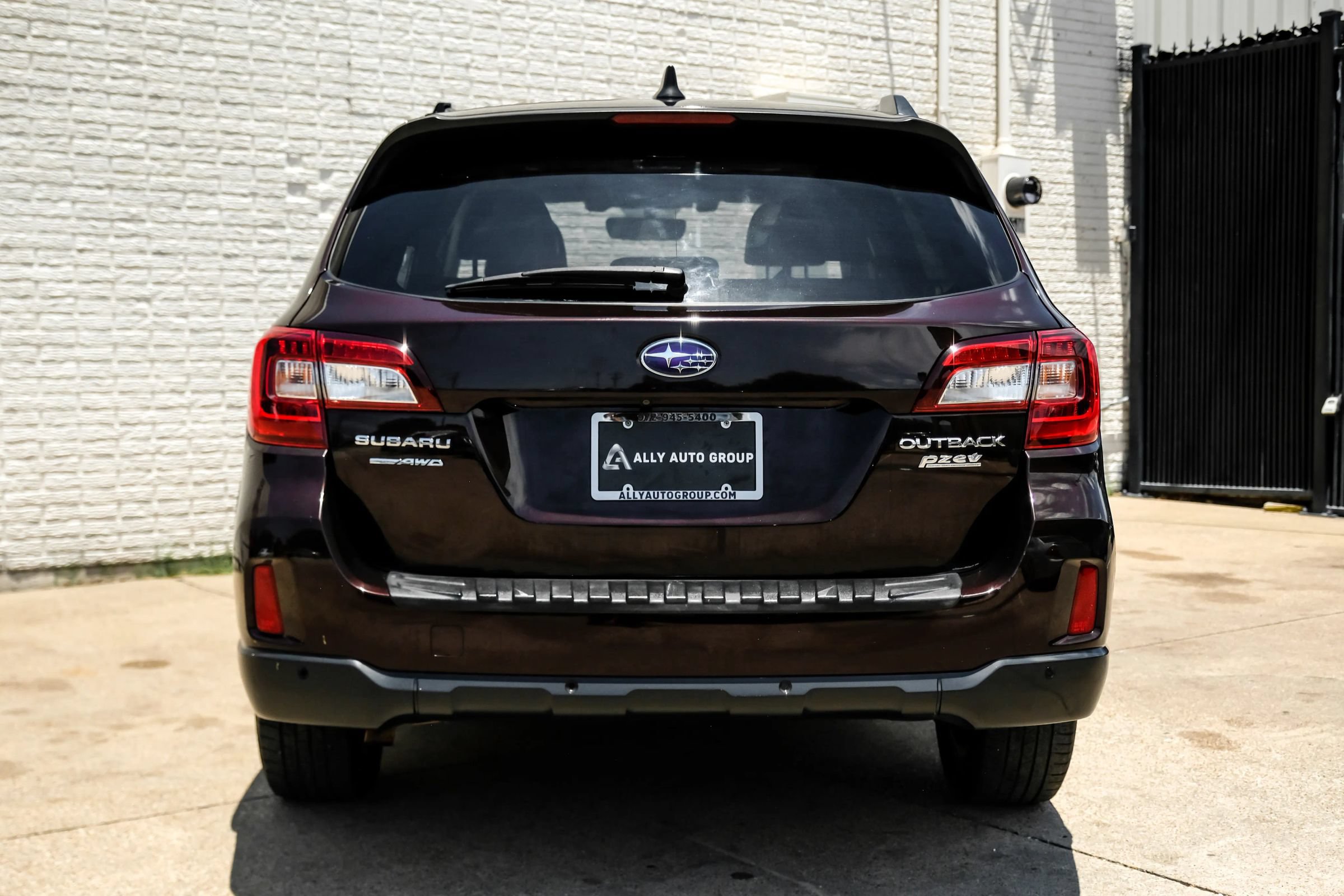 Used 2017 Subaru Outback 2.5i Touring AWD/4WD image 9