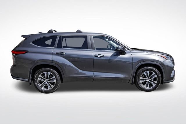 Used 2023 Toyota Highlander XLE AWD/4WD image 5