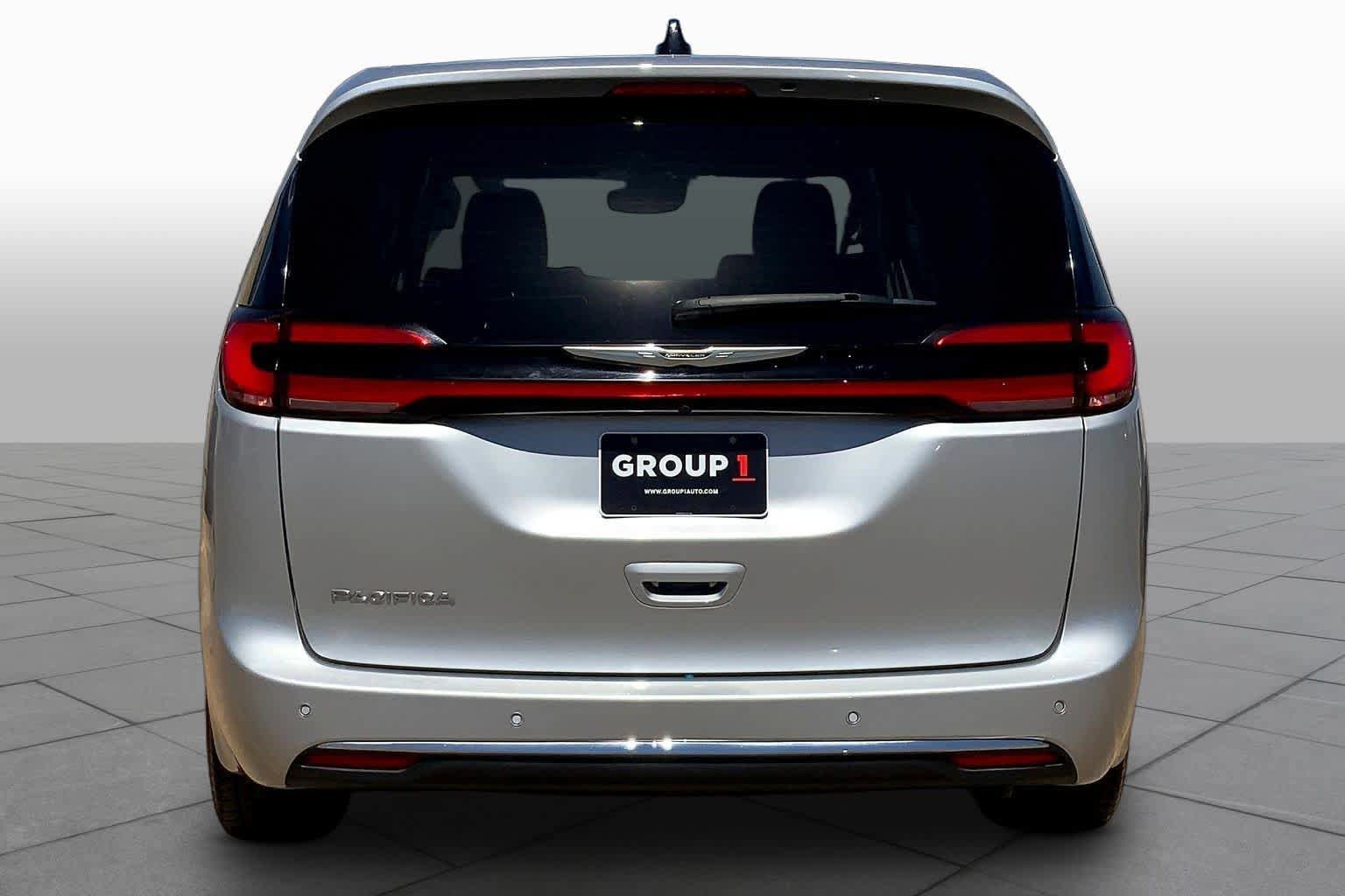 Used 2024 Chrysler Pacifica Touring-L FWD image 5