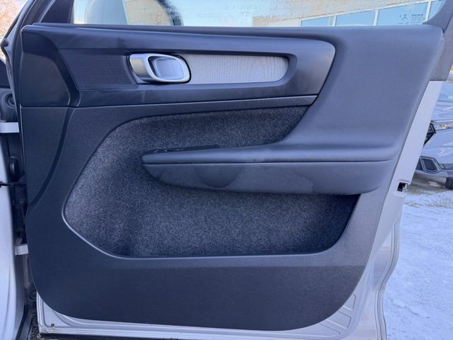 Used 2023 Volvo XC40 B5 Plus image 41