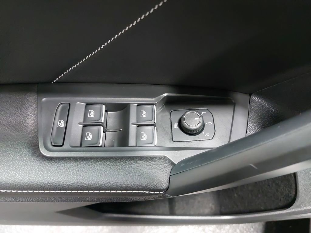 Used 2022 Volkswagen Tiguan SE image 28