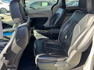 Used 2023 Chrysler Pacifica Limited image 10