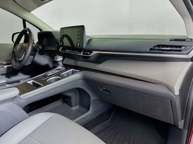 Used 2022 Toyota Sienna XLE image 31