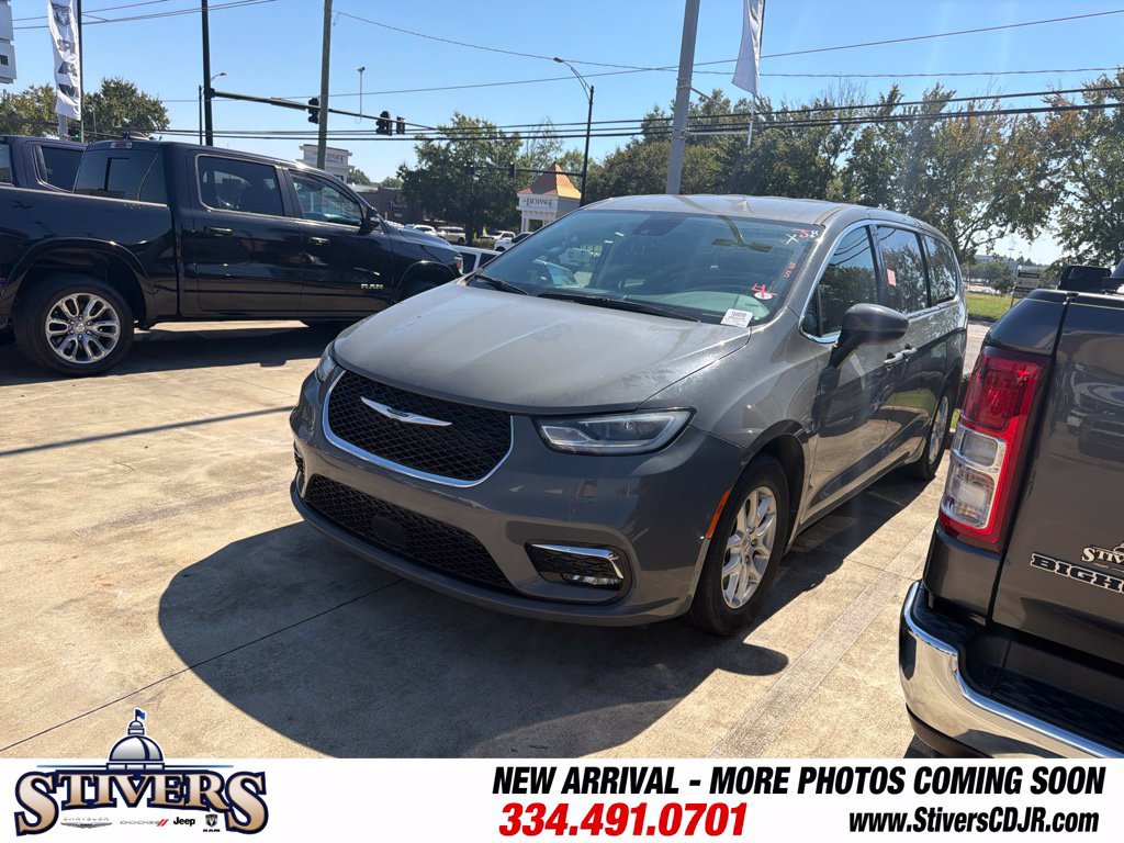 Used 2023 Chrysler Pacifica Touring-L FWD image 6