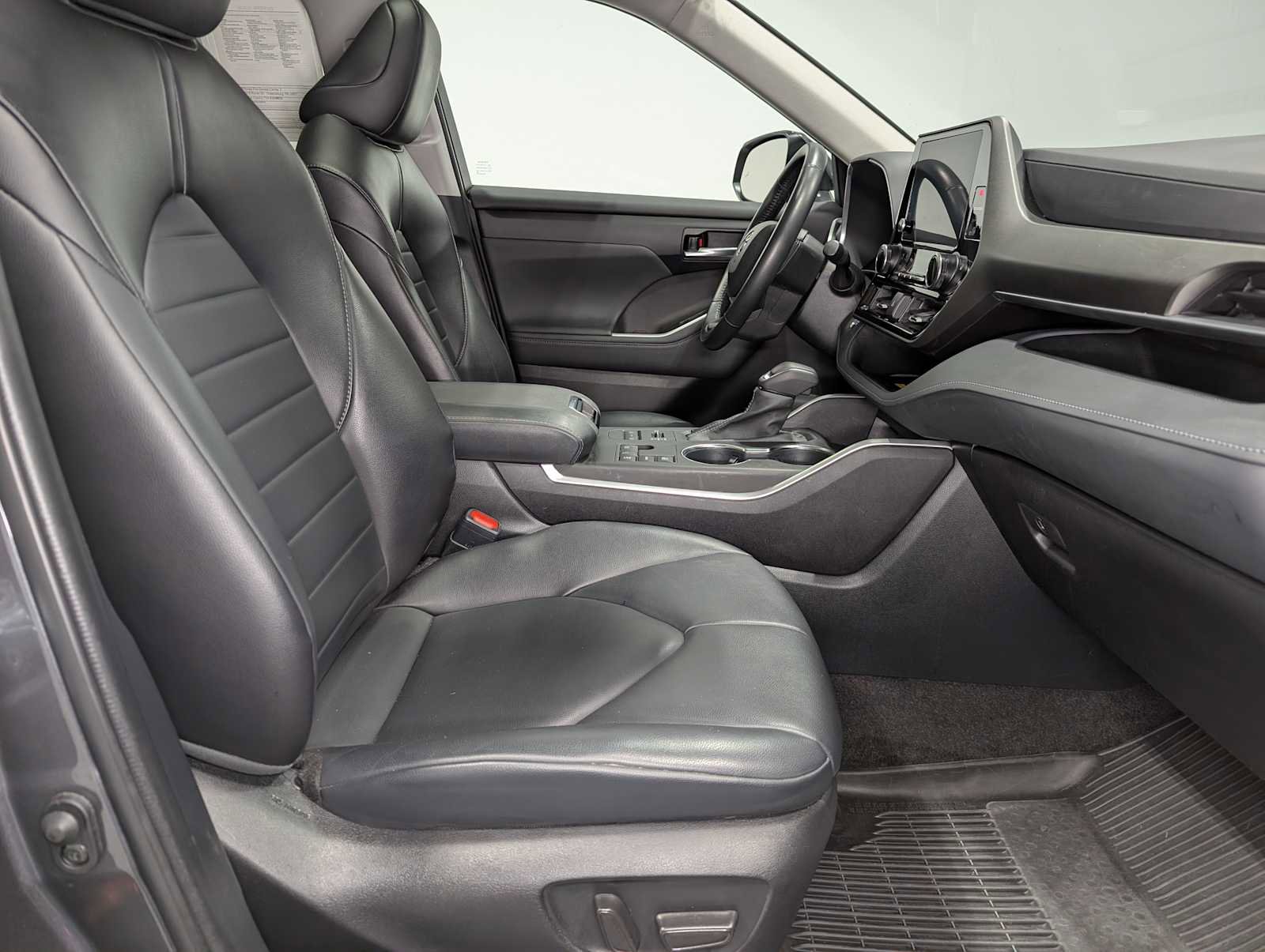 Used 2023 Toyota Highlander XLE image 46