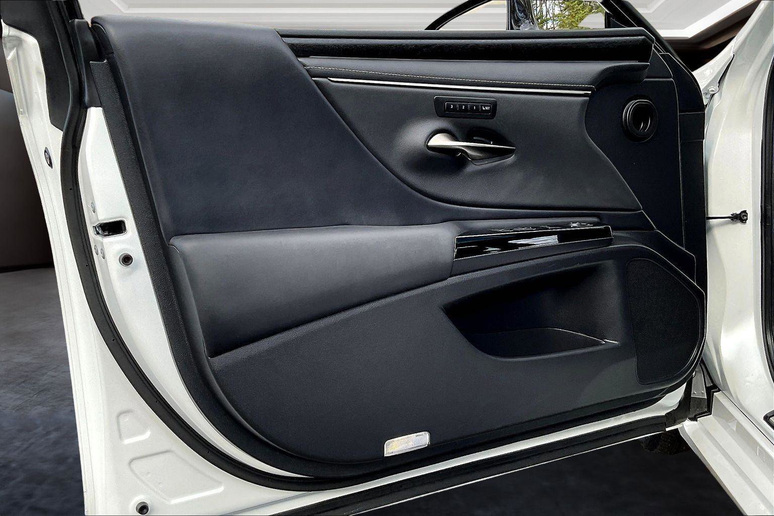 Used 2025 Lexus ES 300h w/ Luxury Package image 18