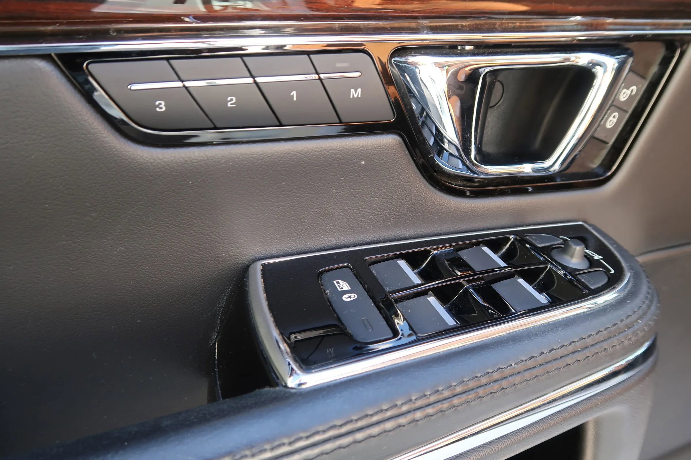 Used 2019 Jaguar XJ R-Sport image 27