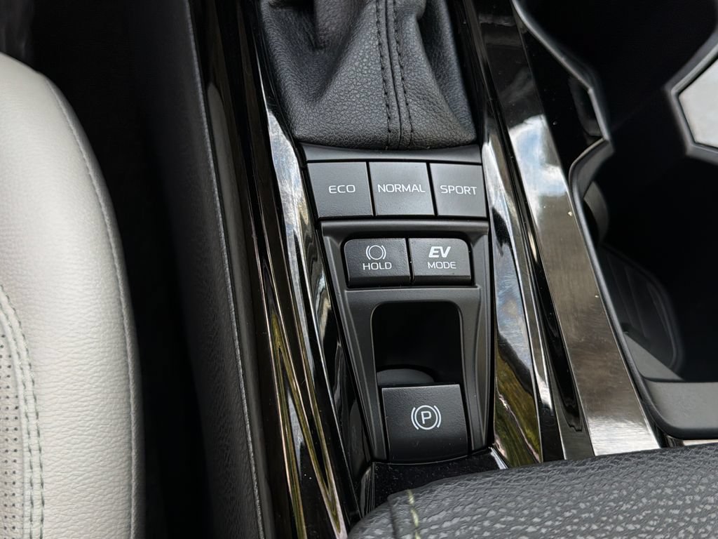 Used 2025 Toyota Camry XLE FWD image 28