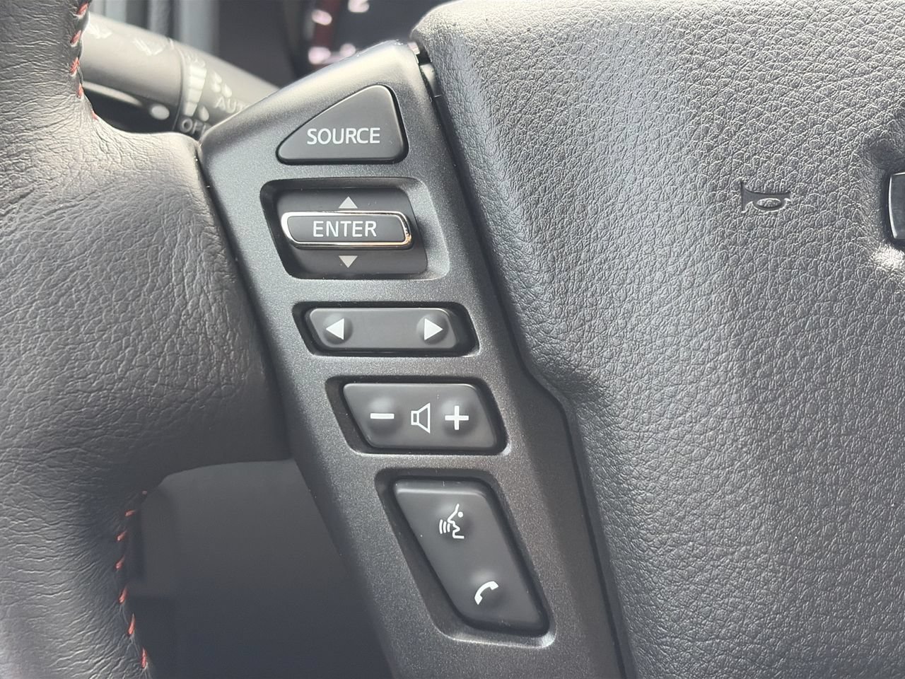 Used 2024 Nissan Titan PRO-4X w/ Pro-4x Convenience Package AWD/4WD image 15
