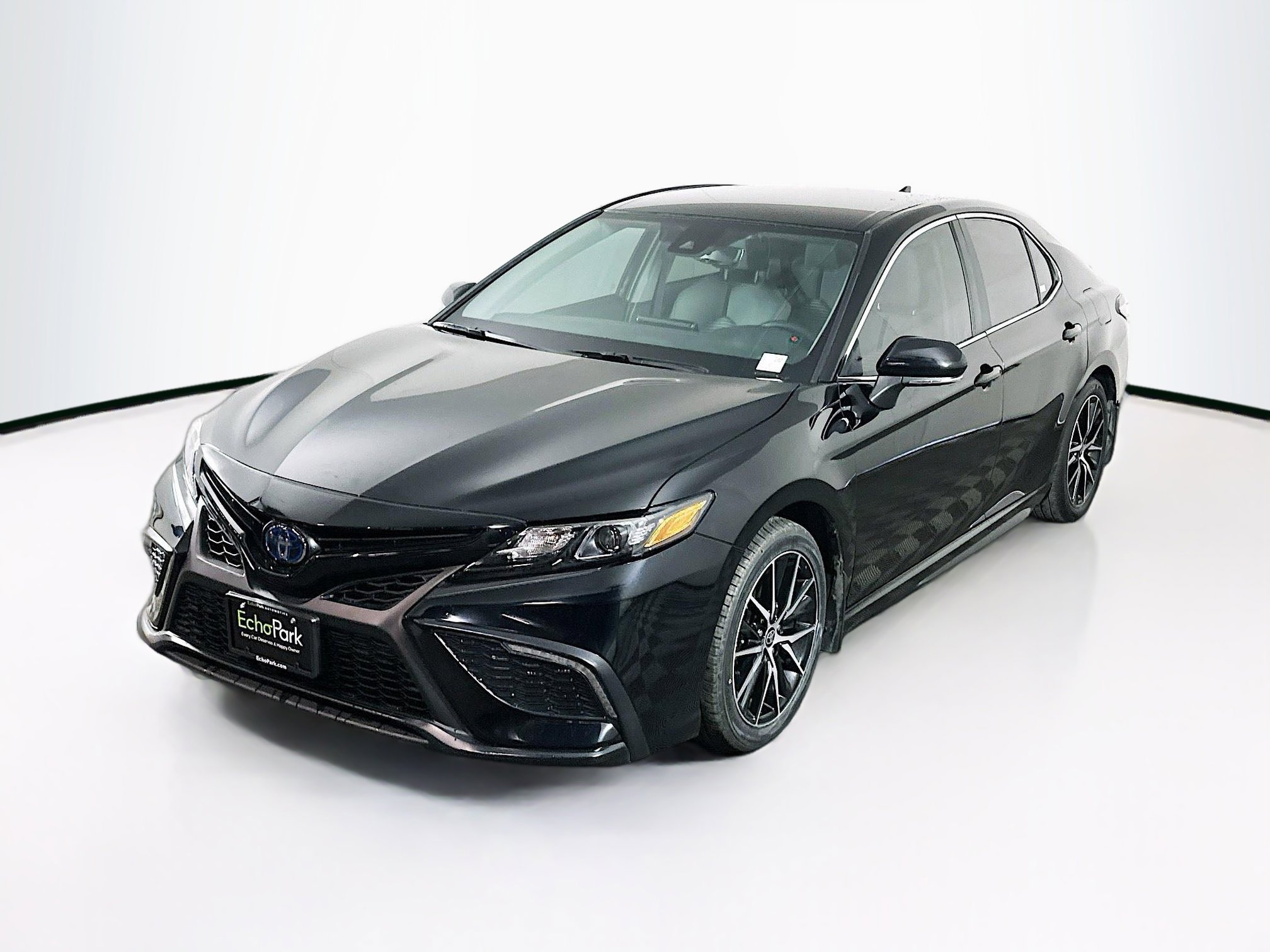 Used 2024 Toyota Camry SE image 3