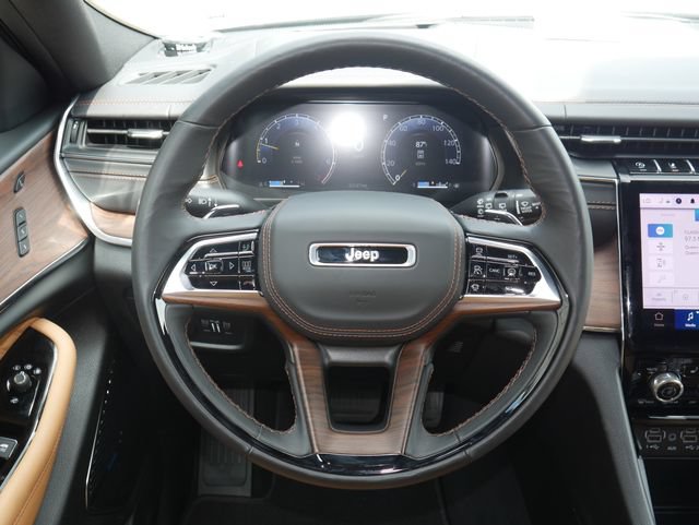 Used 2025 Jeep Grand Cherokee L Summit w/ Advanced Protech Group IV AWD/4WD image 19
