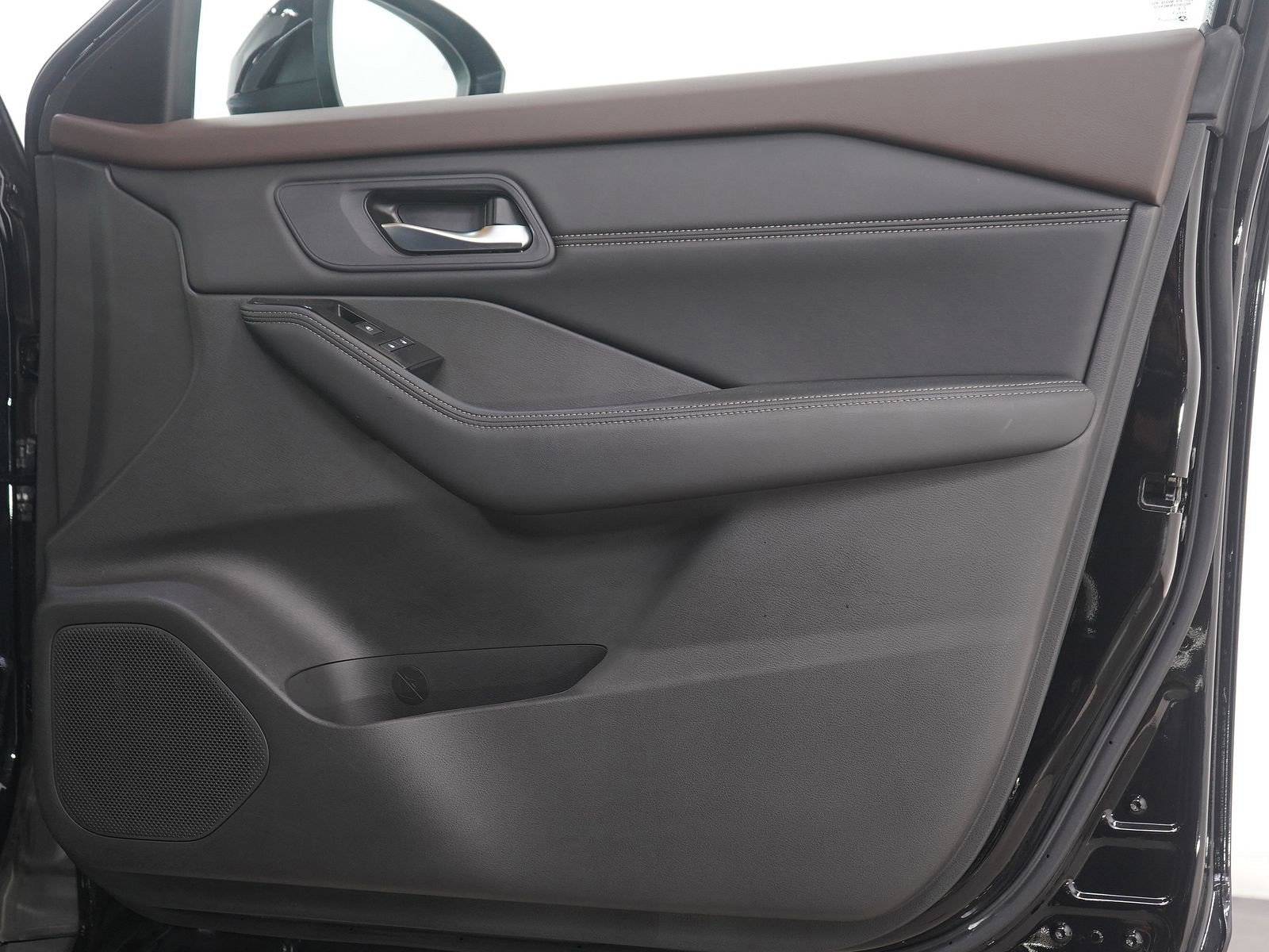 Used 2023 Nissan Rogue SV w/ SV Premium B Package image 11