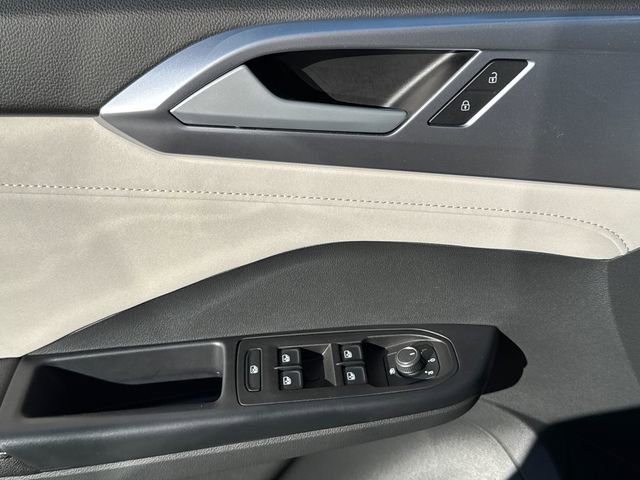 Certified 2025 Volkswagen Taos SE image 40