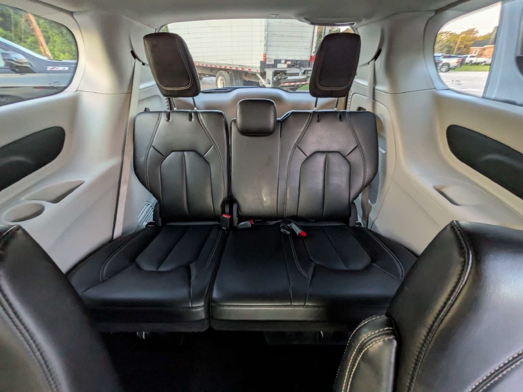 Used 2023 Chrysler Pacifica Touring-L FWD image 15