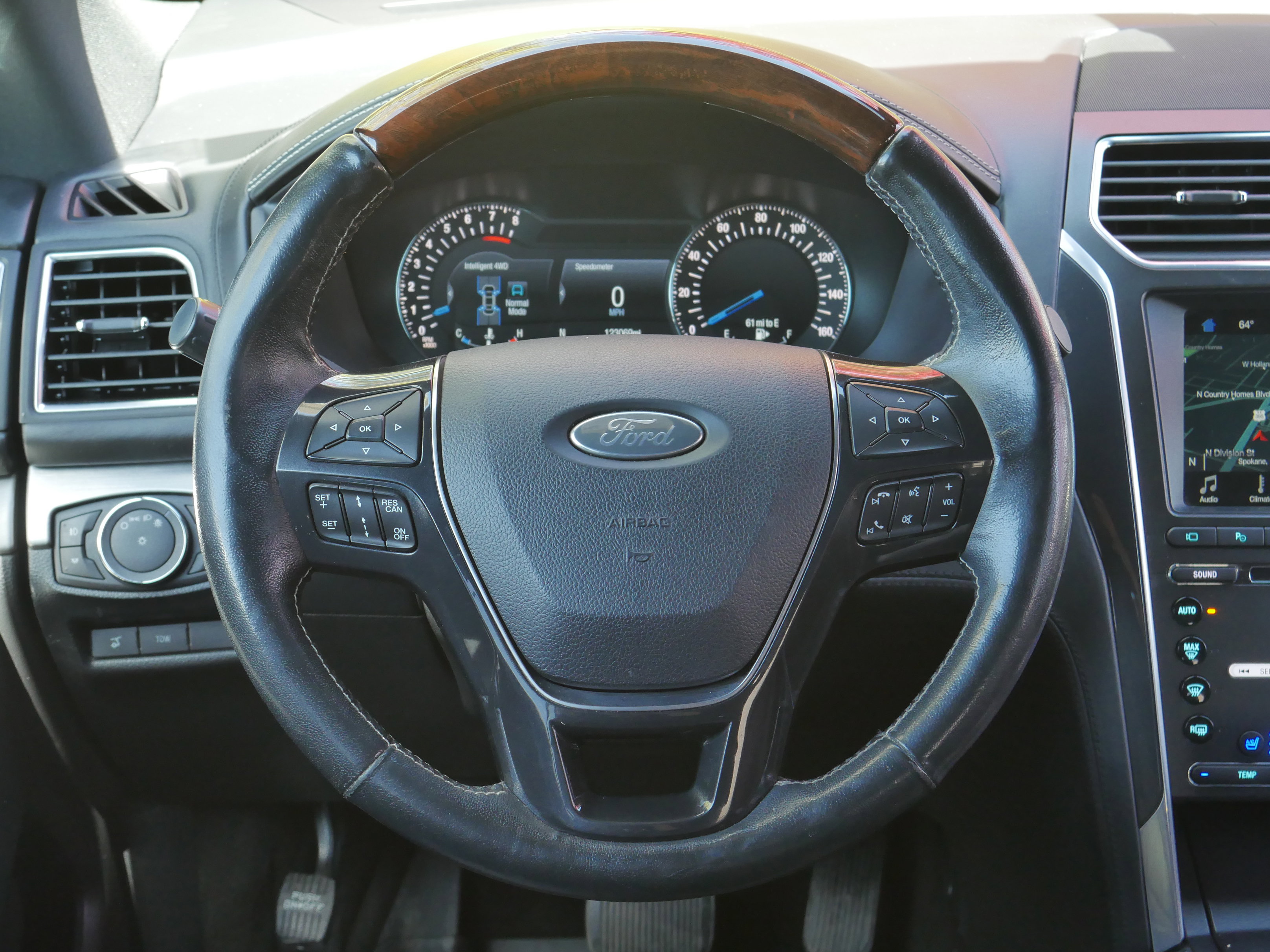 Used 2017 Ford Explorer Platinum AWD/4WD image 7