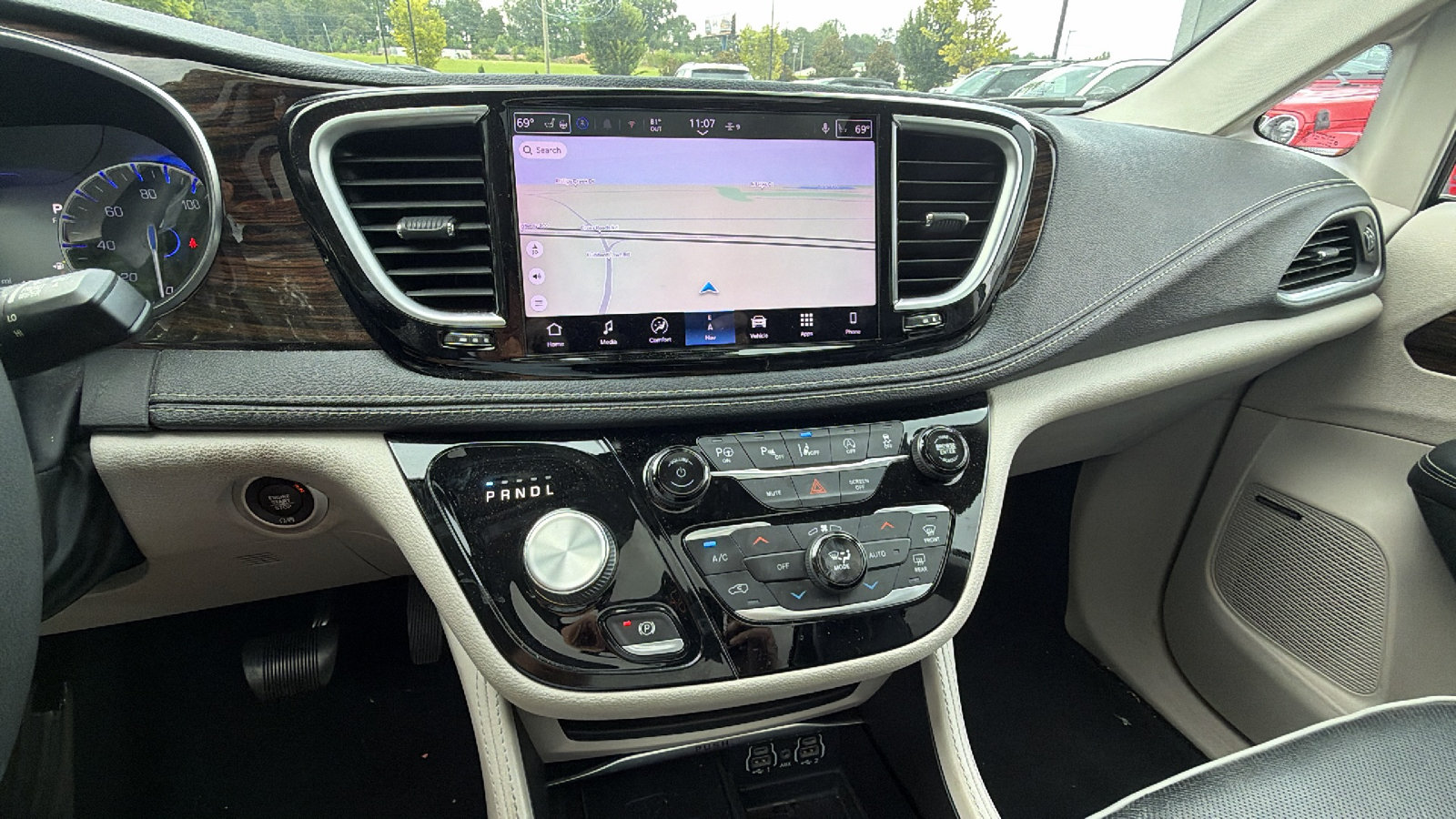 Used 2022 Chrysler Pacifica Limited FWD image 35