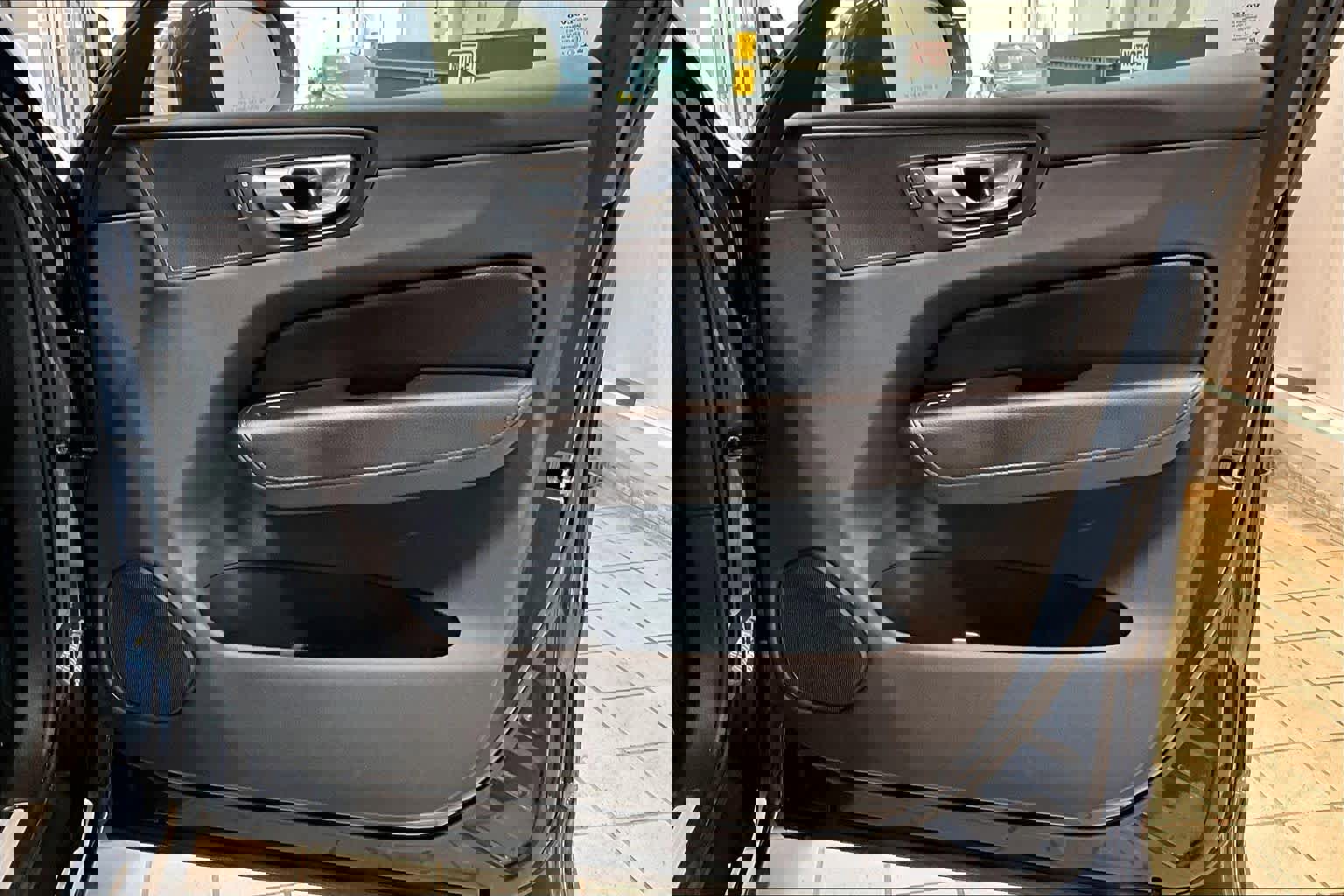 Used 2019 Volvo XC60 T6 Momentum w/ Premium Package image 21