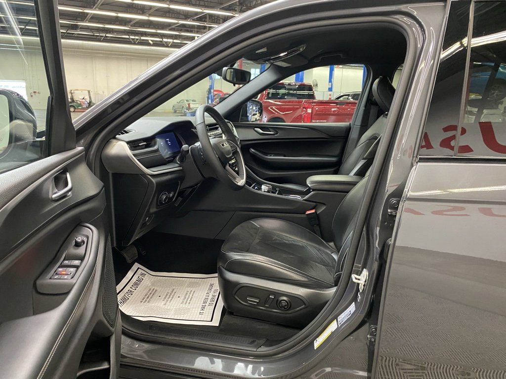 Used 2024 Jeep Grand Cherokee Altitude image 28