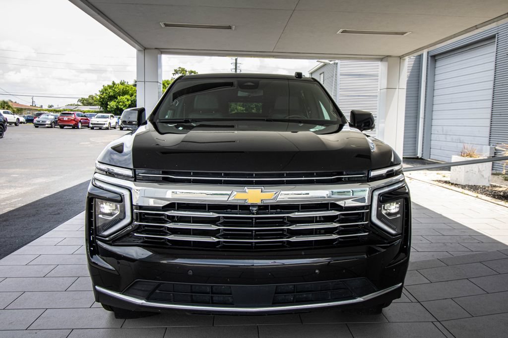 Used 2025 Chevrolet Suburban LT RWD image 8