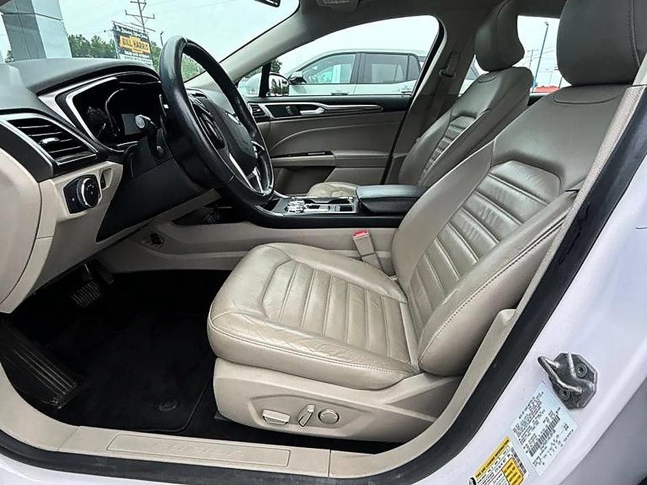 Used 2017 Ford Fusion SE w/ Fusion SE Technology Package FWD image 4