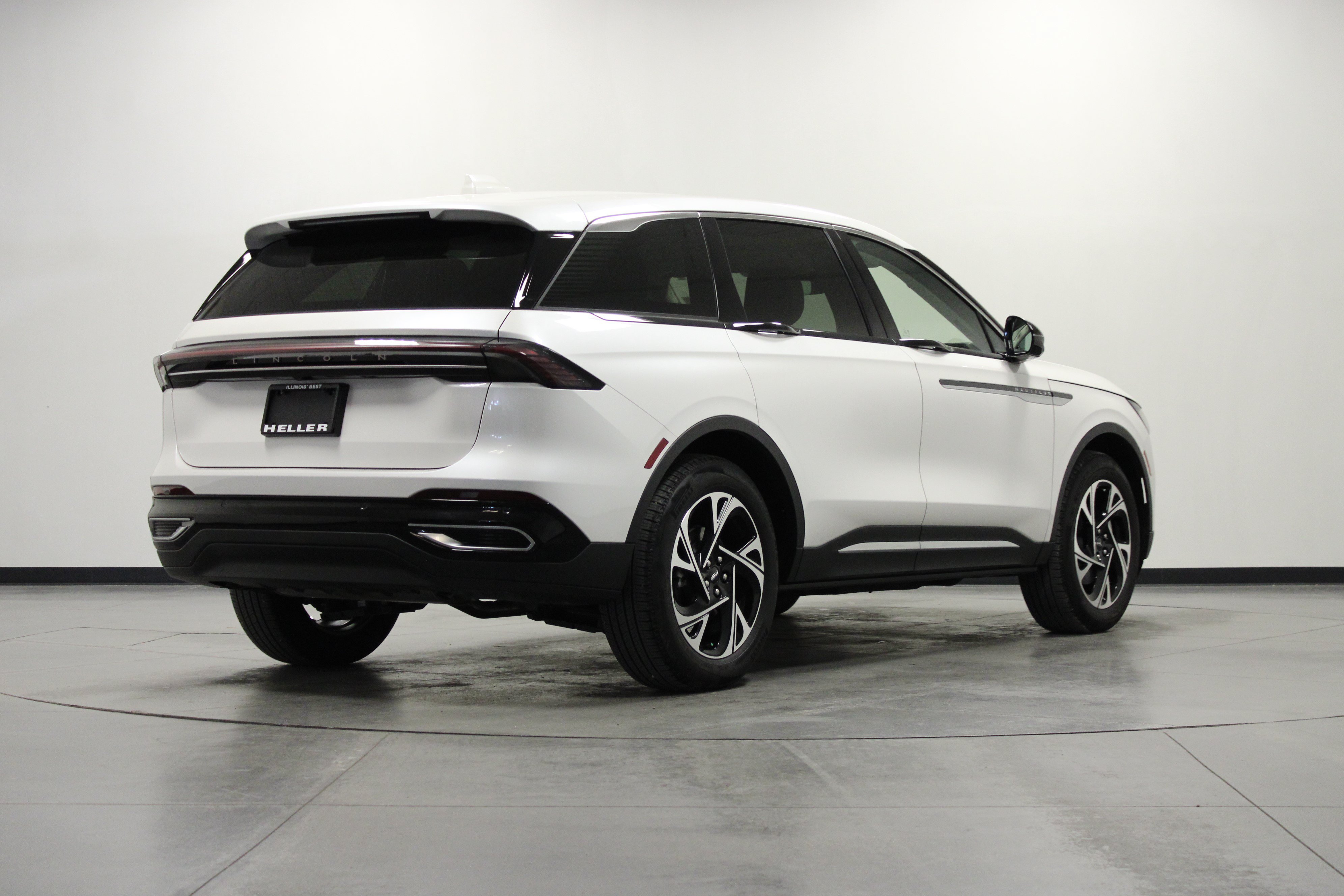 Used 2026 Lincoln Nautilus Premier AWD/4WD image 4
