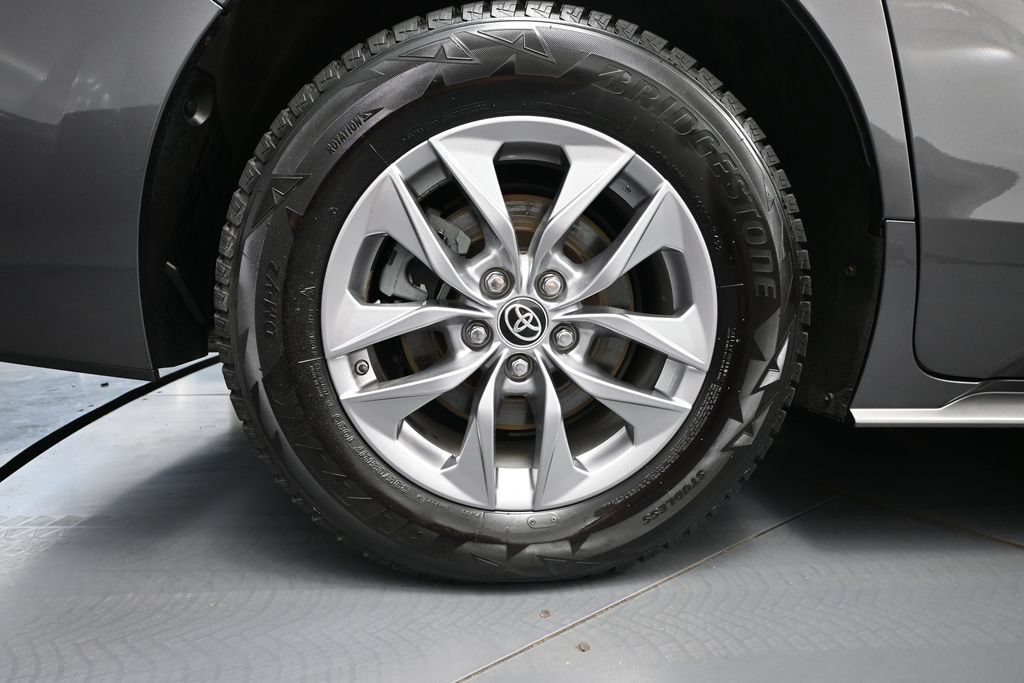 Used 2022 Toyota Sienna XLE AWD/4WD image 14