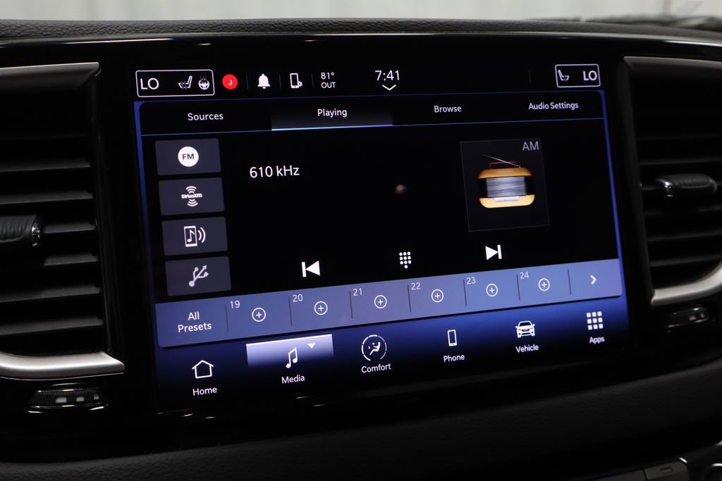 Used 2022 Chrysler Pacifica Touring-L image 2