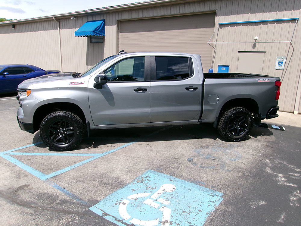 Used 2025 Chevrolet Silverado 1500 LT Trail Boss w/ LT Trail Boss Premium Package AWD/4WD image 3