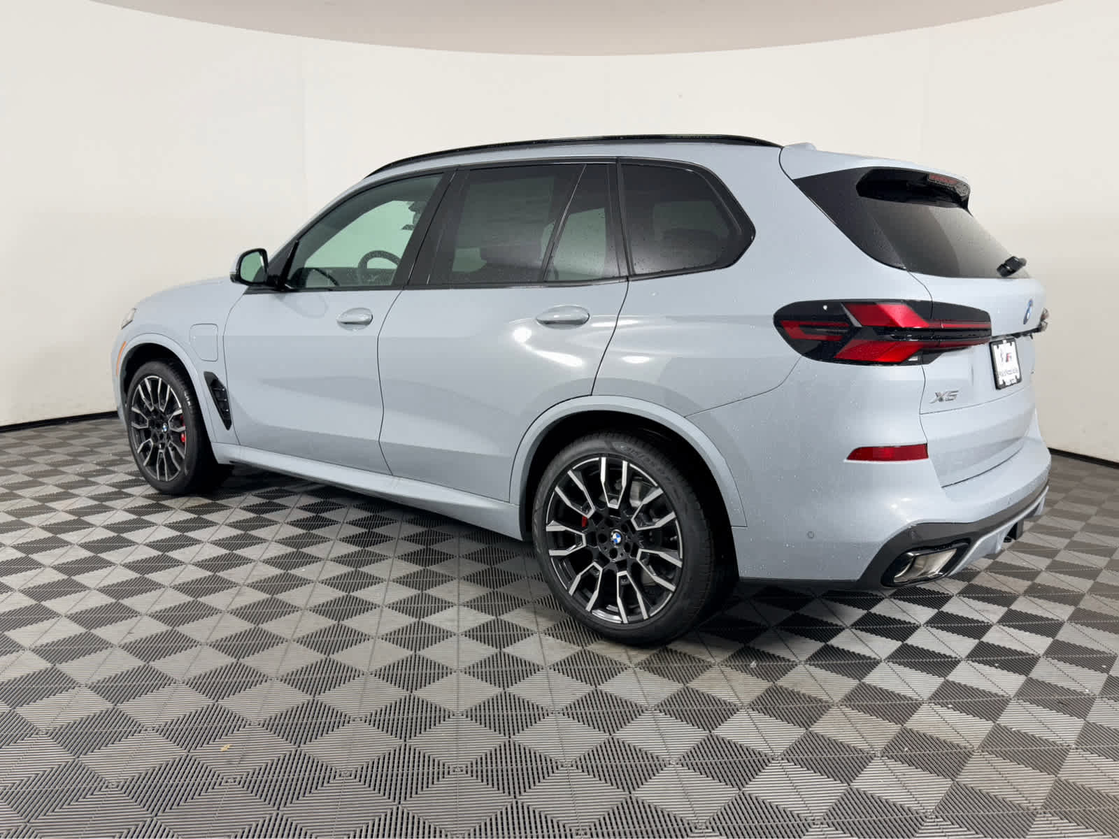 New 2026 BMW X5 xDrive50e w/ M Sport Package AWD/4WD image 4