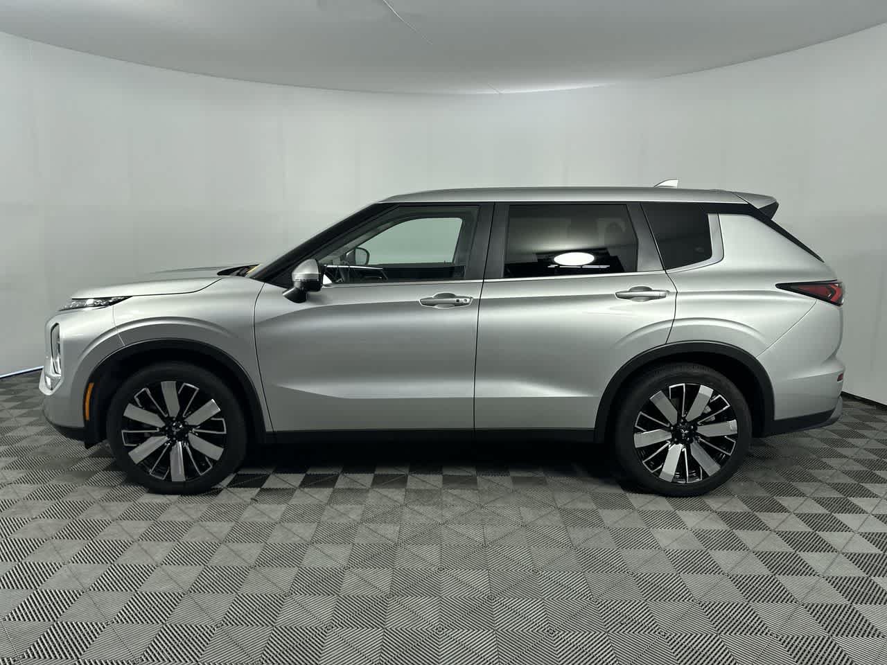 Used 2025 Mitsubishi Outlander SE FWD image 5