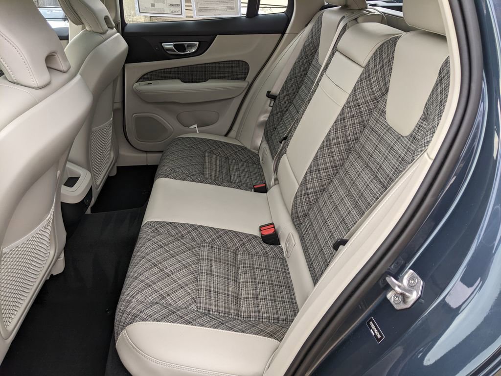 Used 2021 Volvo V60 T5 Momentum image 23