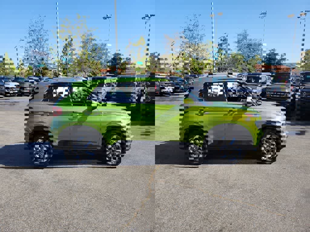 Used 2023 Hyundai Venue SEL FWD image 7