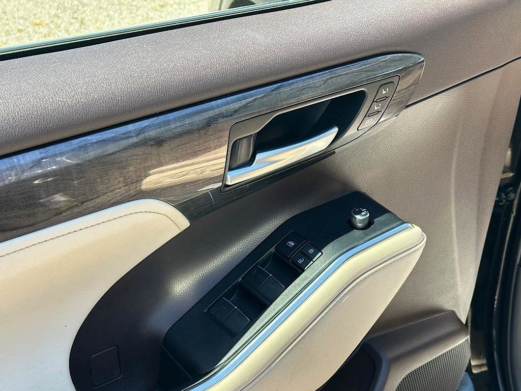 Used 2020 Toyota Highlander Limited AWD/4WD image 18