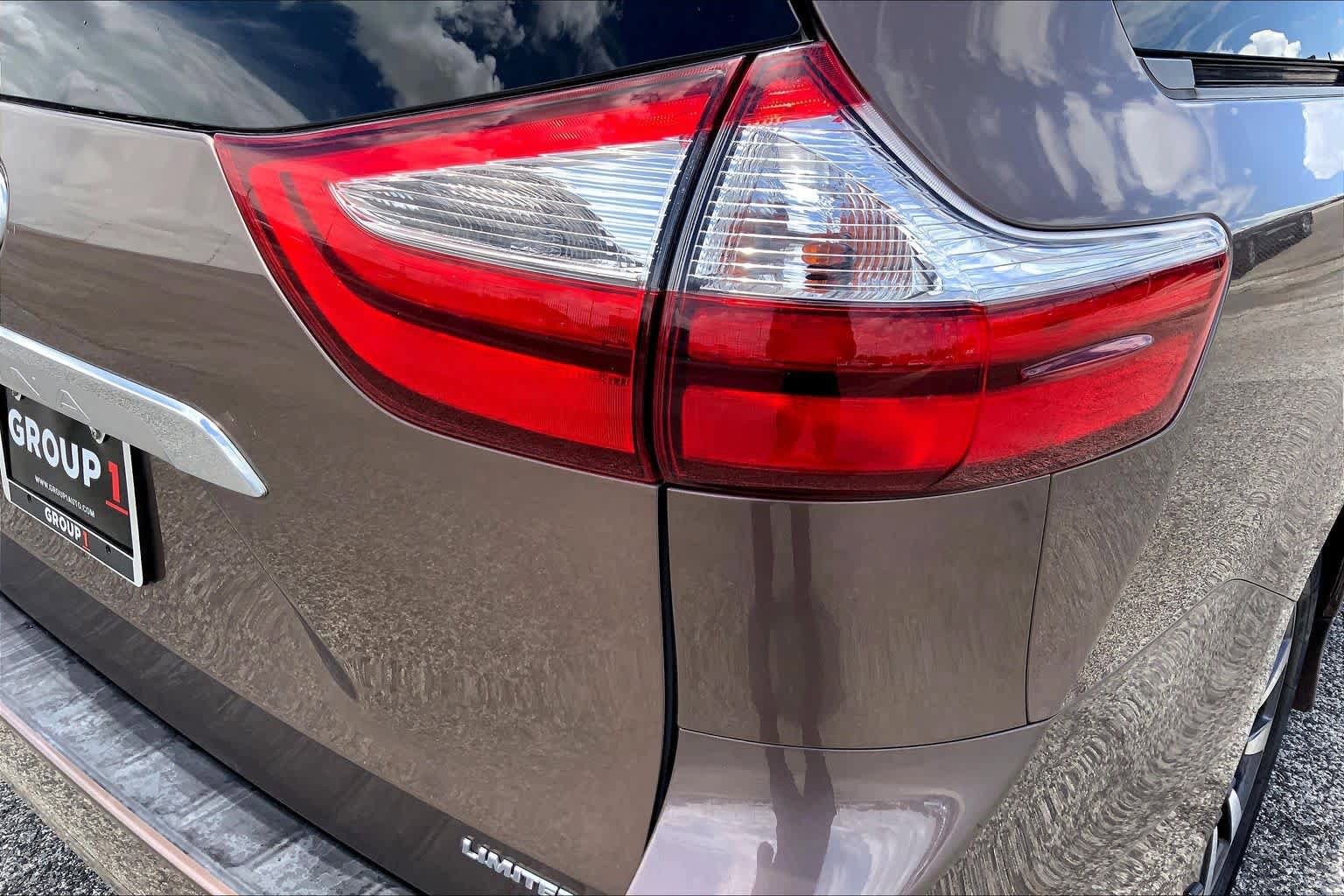 Used 2018 Toyota Sienna Limited FWD image 30