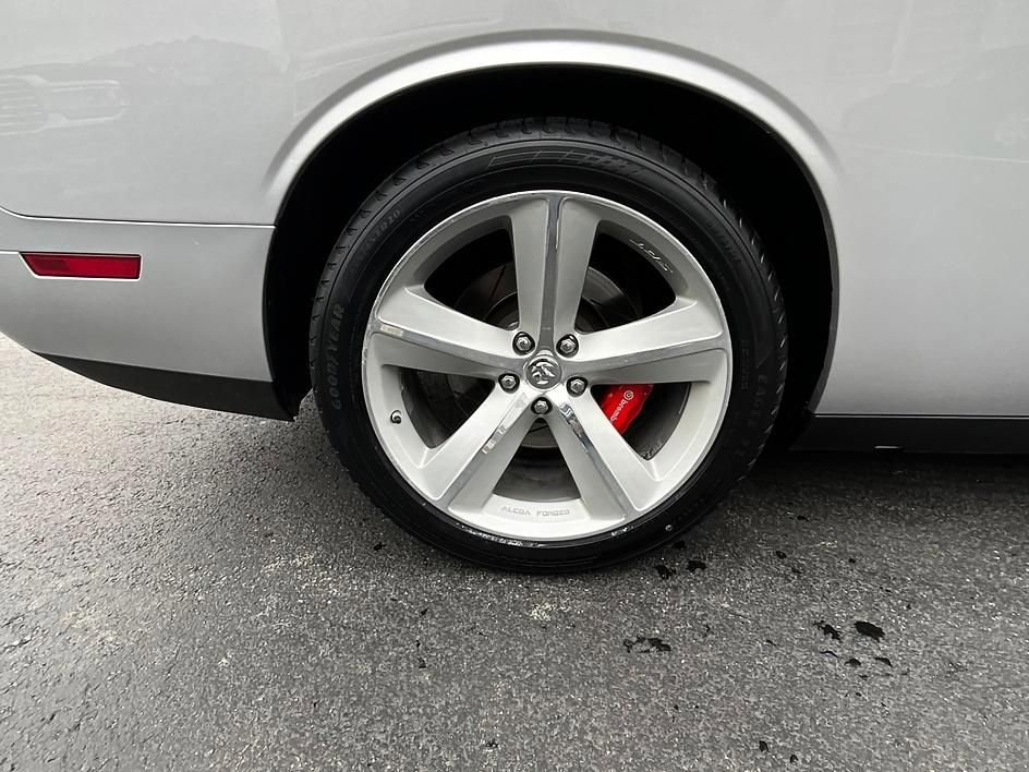 Used 2009 Dodge Challenger SRT8 w/ SRT Option Group II RWD image 5