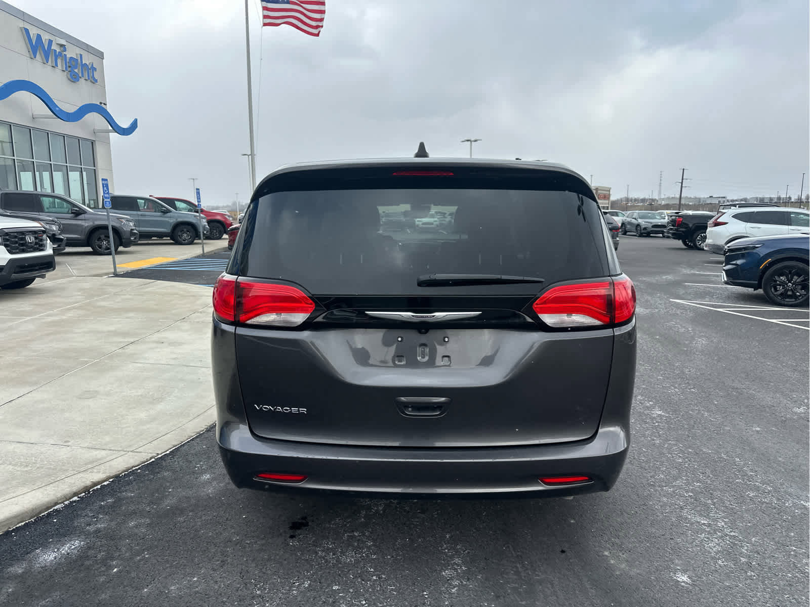 Used 2023 Chrysler Voyager LX image 7