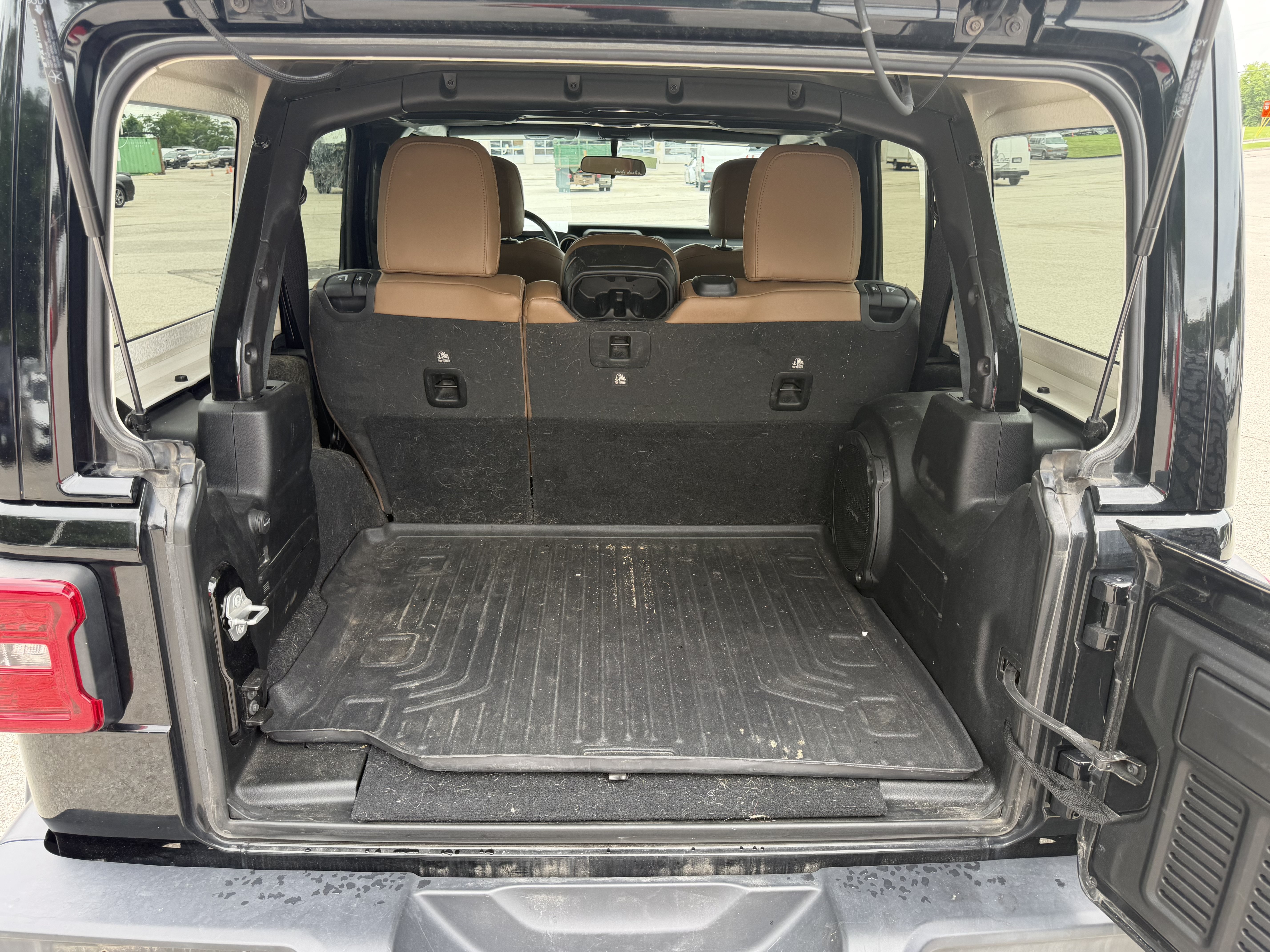 Used 2020 Jeep Wrangler Unlimited Sahara w/ Dual Top Group AWD/4WD image 9