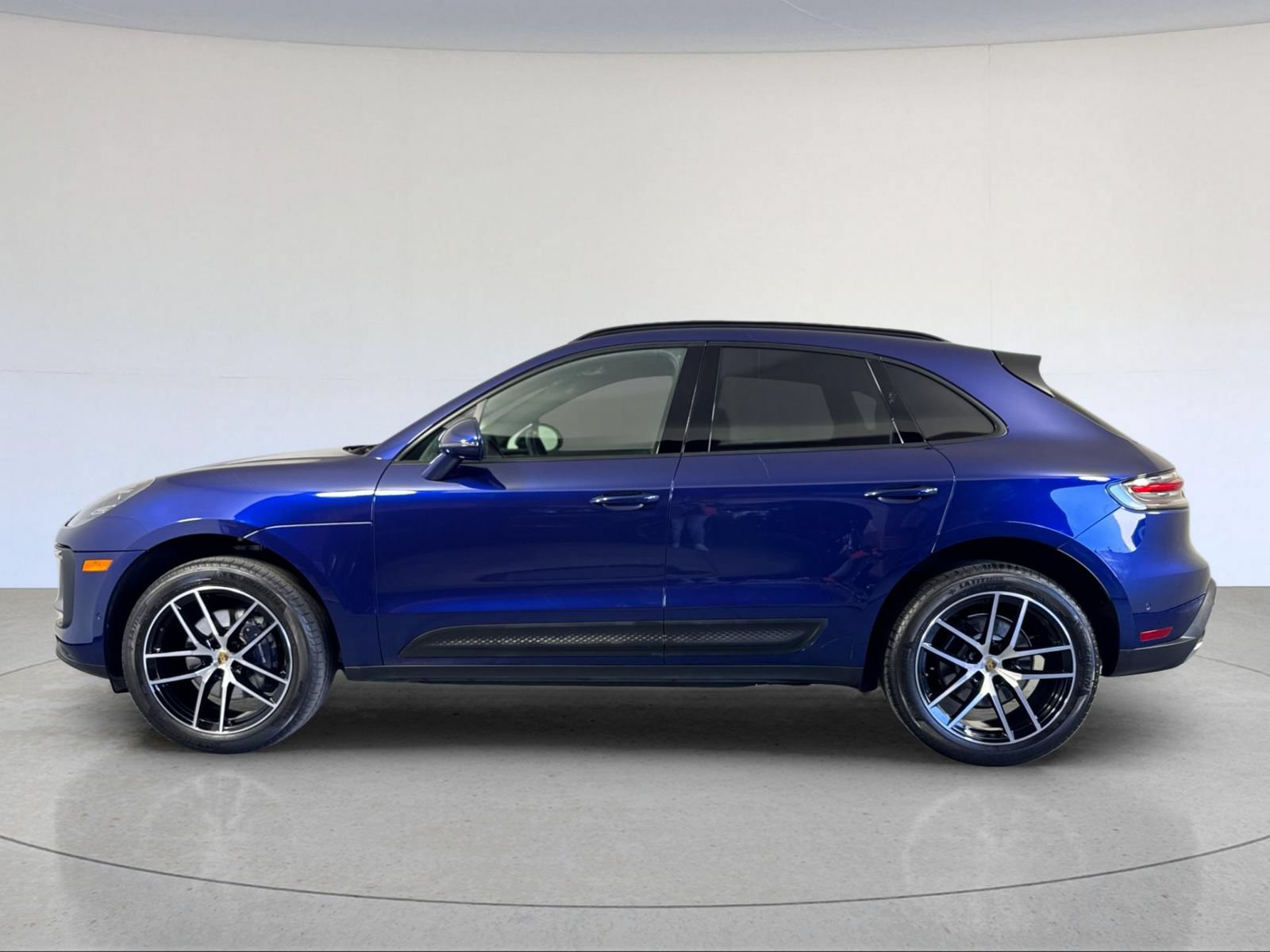 Certified 2022 Porsche Macan AWD/4WD image 2