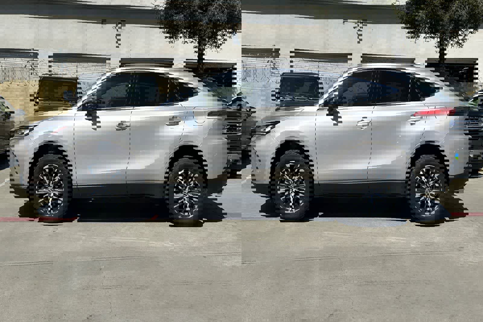 Used 2024 Toyota Venza LE image 6