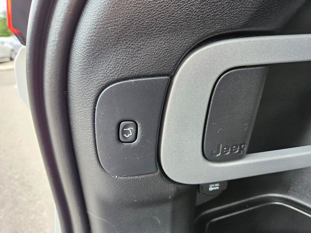 Used 2017 Jeep Cherokee 75th Anniversary AWD/4WD image 12