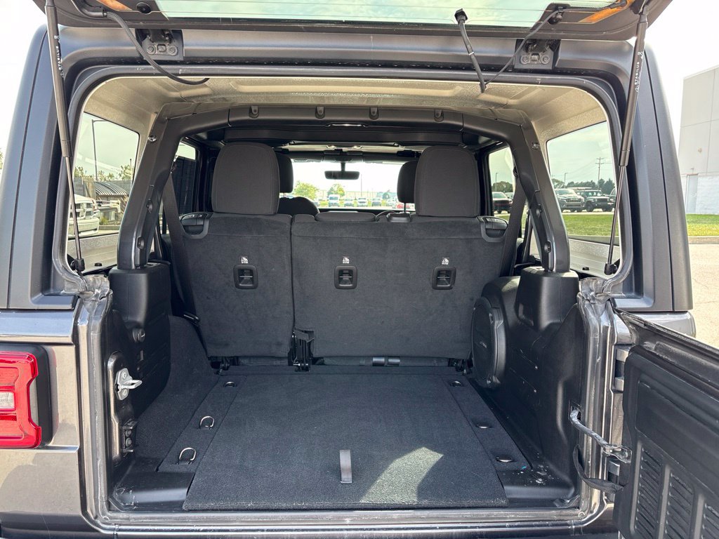 Used 2022 Jeep Wrangler Unlimited Sahara w/ Dual Top Group AWD/4WD image 21