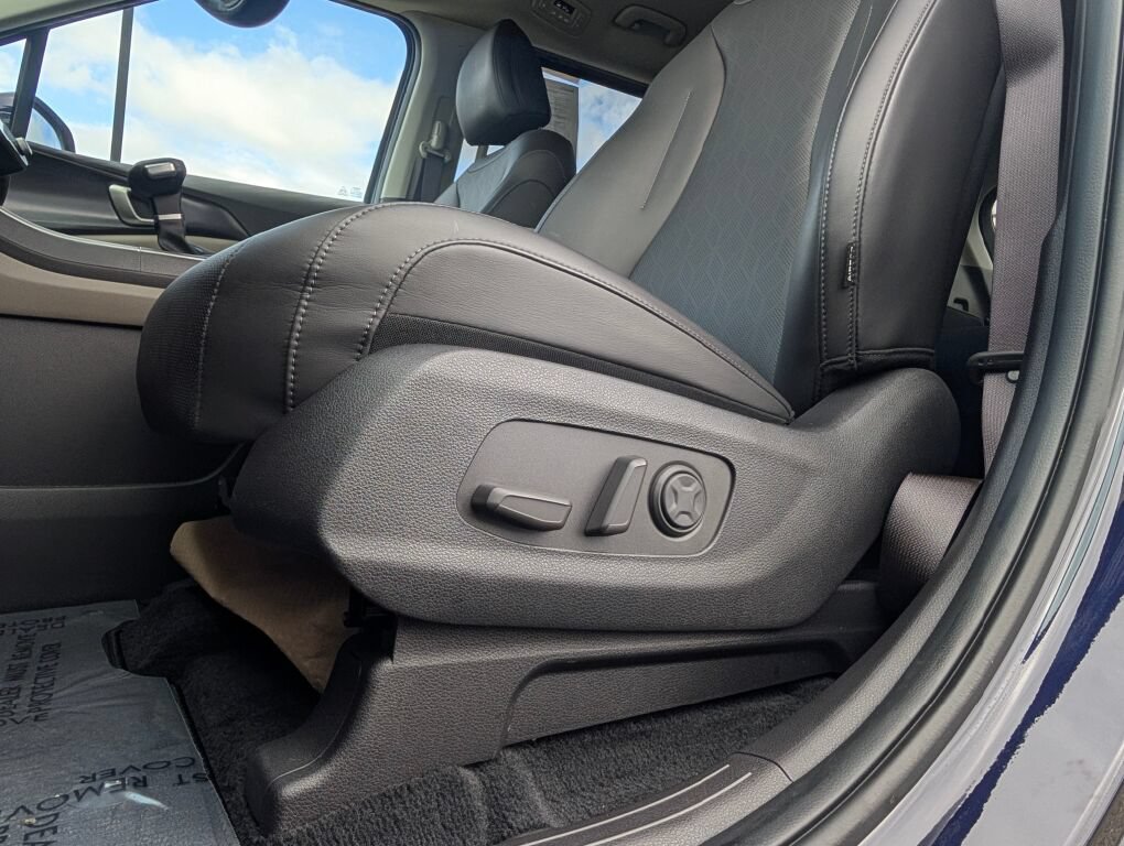 Certified 2025 Kia Carnival FWD image 35