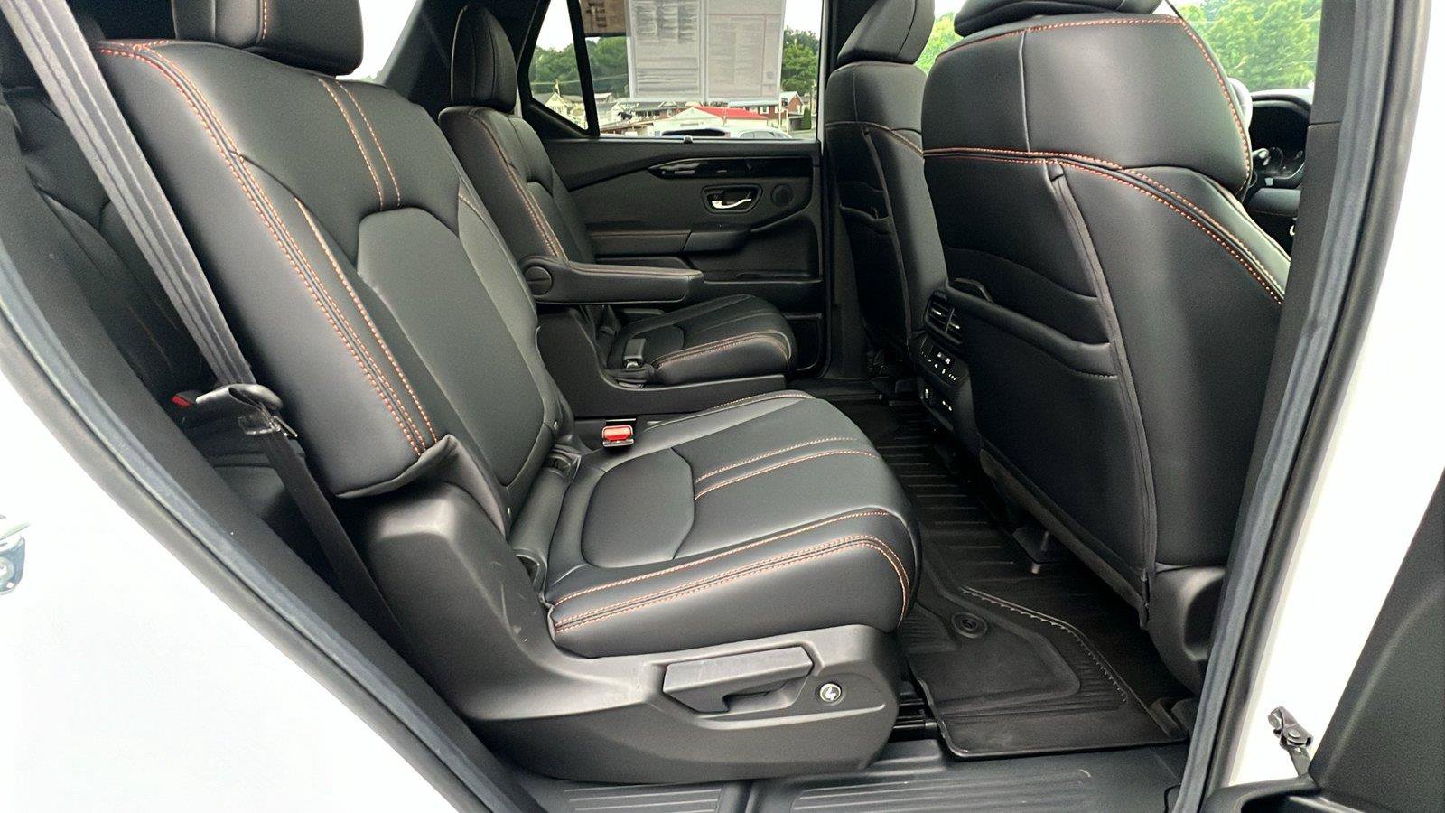 Used 2025 Honda Pilot TrailSport image 15